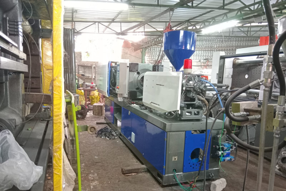 Plastic Injection Molding Machine fully Restored (2)